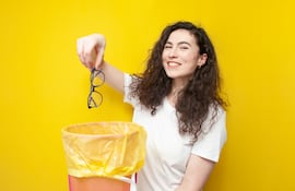 Tirar anteojos a la basura, imagen ilustrativa.