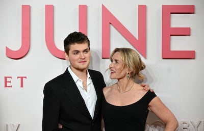 Bella postal de madre e hijo. Kate Winslet con Joe Anders en la alfombra roja del estreno mundial de la película “Goodbye June”.