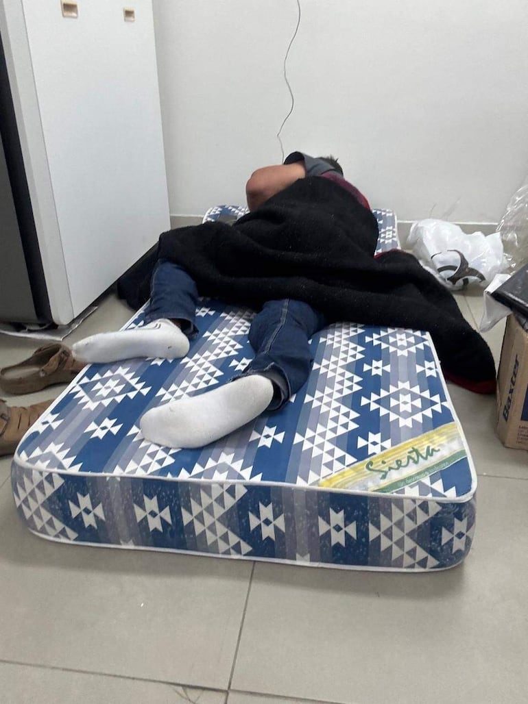 Médico del Hospital de Trauma duerme en un rincón, sobre un colchón en el piso.
