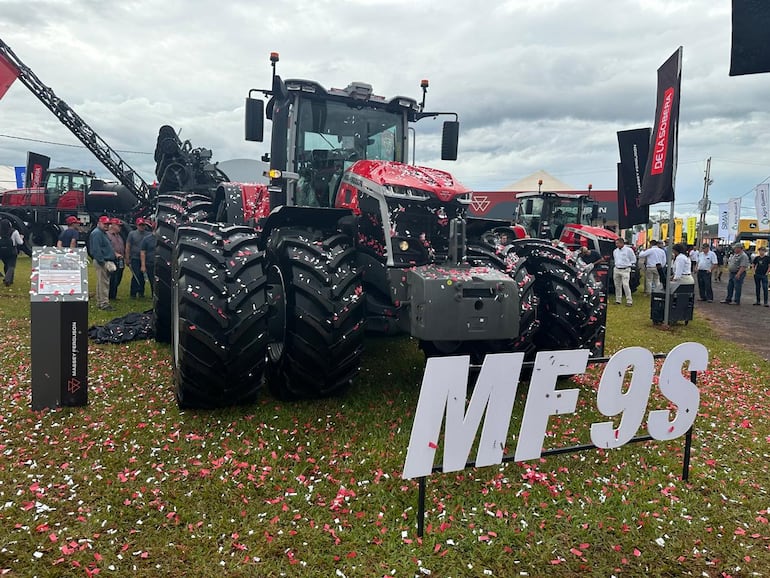 El MF 9S es insignia de la "Nueva era de los tractores" de Massey Ferguson.