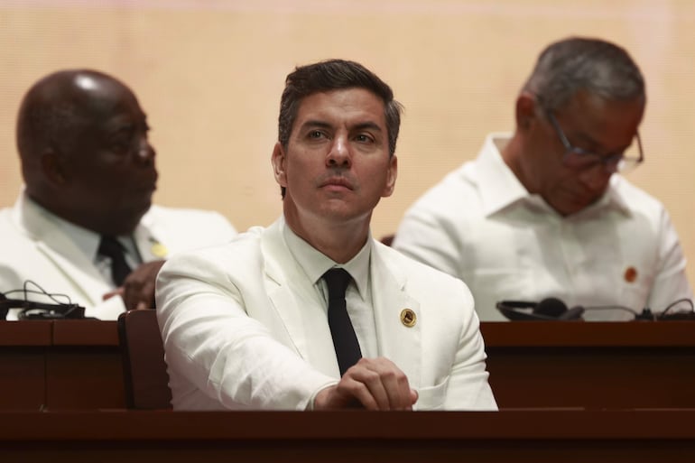 Mirá los outfits de Santiago Peña en la asunción del presidente de República Dominicana