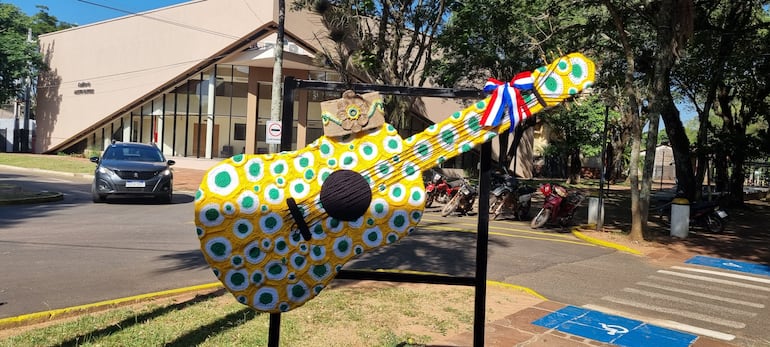 La guitarra hecha de crochet, con la vincha del músico, un homenaje a Mangoré.