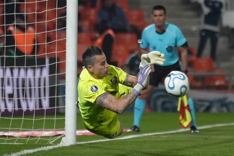 Fábio Deivson Lopes de Fluminense controla el balón este martes, durante la ronda de penales en un partido de los octavos de final de la Copa Libertadores entre Independiente Rivadavia y Fluminense en el estadio Malvinas Argentinas (Argentina).