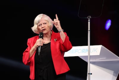 Ann Widdecombe, exministra del Reino Unido, fue hallada muerta hoy. Investigaciones apuntan a un asesinato. Hay un detenido.