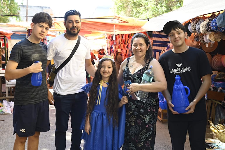 Gianna Victoria, con sus padres y hermanos, que llegaron desde Ciudad del Este.