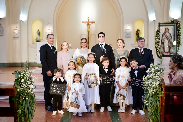 Los novios junto a sus padrino y cortejos Pauli, Santi, Nati, Santino, Ciro, Toia, y Pachi.