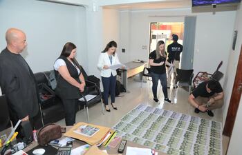 Momento del allanamiento del estudio jurídico donde se realizó la entrega de dinero.