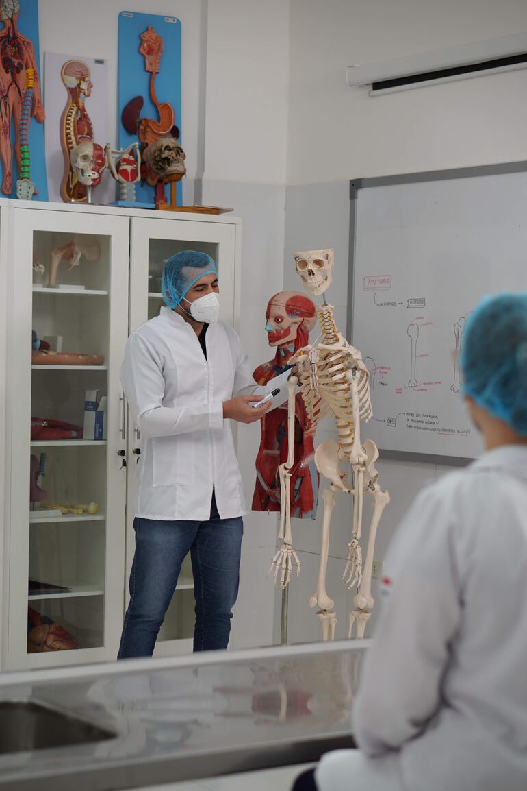 Los futuros médicos practican partos, urgencias y cirugías con maniquíes de alta fidelidad y tecnología de vanguardia.