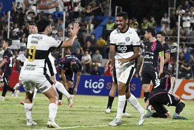 Los jugadores de Olimpia festejan un gol en el partido frente a Atlético Tembetary por los octavos de final de la Copa Paraguay 2025 en el estadio Luis Salinas, en Itauguá, Paraguay.