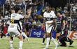 Los jugadores de Olimpia festejan un gol en el partido frente a Atlético Tembetary por los octavos de final de la Copa Paraguay 2025 en el estadio Luis Salinas, en Itauguá, Paraguay.