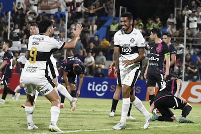 Los jugadores de Olimpia festejan un gol en el partido frente a Atlético Tembetary por los octavos de final de la Copa Paraguay 2025 en el estadio Luis Salinas, en Itauguá, Paraguay.