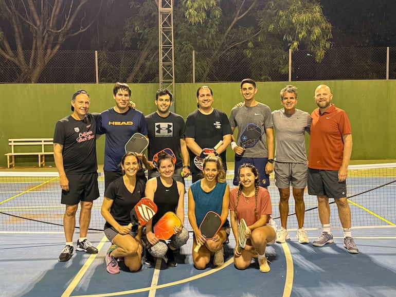 El entrenador Peery (i) tendrá otra parada por Asunción, para tres días a puro pickleball.
