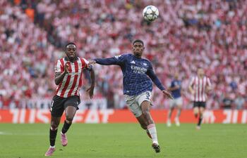 El delantero del Athletic Iñaki Williams (i) disputa un balón con el defensa del Arsenal Cristhian Mosquera (d) durante el primer partido de la fase de la Liga de Campeones entre el Athletic Club de Bilbao y el Arsenal.