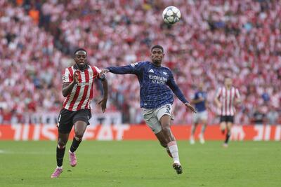 El delantero del Athletic Iñaki Williams (i) disputa un balón con el defensa del Arsenal Cristhian Mosquera (d) durante el primer partido de la fase de la Liga de Campeones entre el Athletic Club de Bilbao y el Arsenal.