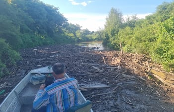 A unos 30 km de General Díaz, el canal del Pilcomayo se colmató de sedimento y vegetales, lo que provoca desbordes y preocupa a los pobladores.