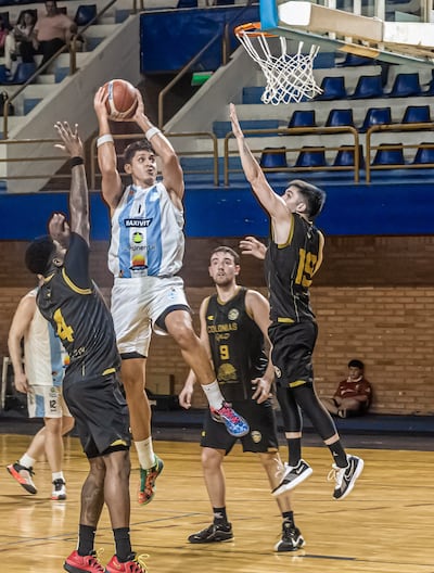 El sanjosiano Franco Benítez se luce ante un ramillete de colonos. Foto: Andrés Nissen Pessolani