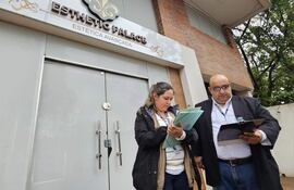 Funcionarios del Ministerio de Salud frente a la clínica de estética en Ciudad del Este clausurada luego de un supuesto caso de mala praxis.