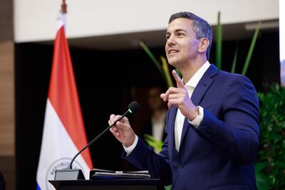 El presidente de la República Santiago Peña participó ayer del lanzamiento del libro “Del proceso de fortalecimiento de la institucionalidad económica al grado de inversión: el rol del BCP desde la mirada de sus presidentes”,