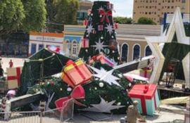 Brasil: un hombre murió aplastado por una grúa al montar un árbol de Navidad.