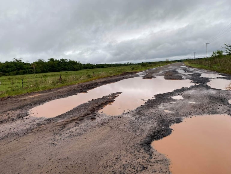 Las rutas pavimentadas en San Pedro están destruidas, este tramo que une San Pedro con Concepción, a la altura de Corre Rugua refleja la pésima situación.