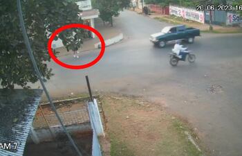 Evelyn Ovelar ya estaba cruzando la calle en la zona indicada cuando aparece la camioneta que la atropelló.