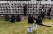 Personas observan los sepulcros de personas de desaparecidas en el Memorial del Detenido Desaparecido y del Ejecutado Político, este domingo, en Santiago (Chile).