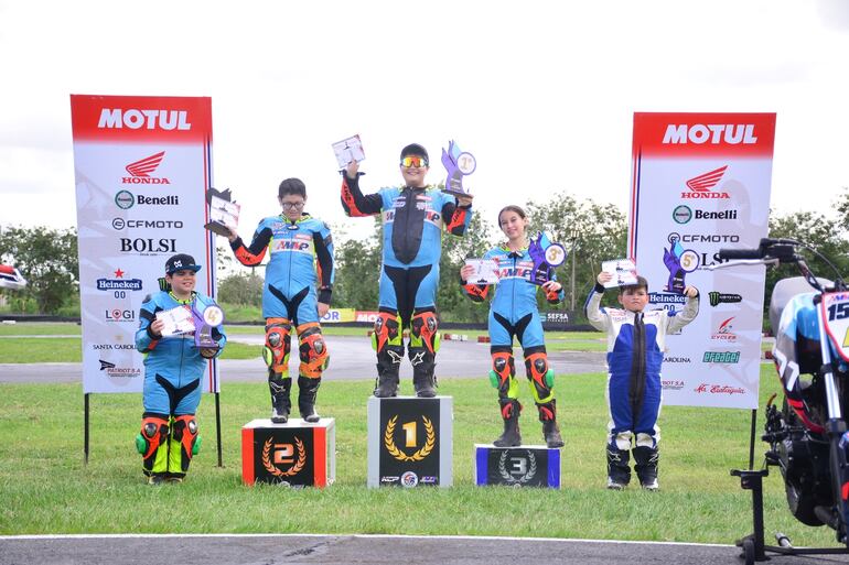 Celebración en la categoría GP Junior: 1°) Riveros, 2°) Cáceres, 3°) Cuevas, 4°) Lozada y 5°) Tórrez.