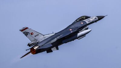 Un avión F16 turco despega de una base aérea en Jagel, Alemania, en el marco de los ejercicios "Air Defender 2023".