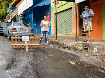Pérdida de agua por caño roto de la Essap en el Mercado 4. Ocurre en medio de una crisis hídrica.