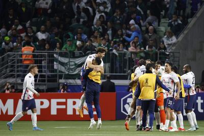 Jugadores de San Lorenzo celebran este jueves, al final de un partido de la fase de grupos de la Copa Libertadores entre Palmeiras y San Lorenzo en el estadio Allianz Parque en Sao Paulo (Brasil).