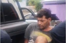 Ramón Rivas Melida, es trasladado a la comisaría 1° de Saltos del Guairá, luego de ser detenido en las cercanías de la reserva de Itaipú.