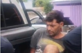 Ramón Rivas Melida, es trasladado a la comisaría 1° de Saltos del Guairá, luego de ser detenido en las cercanías de la reserva de Itaipú.