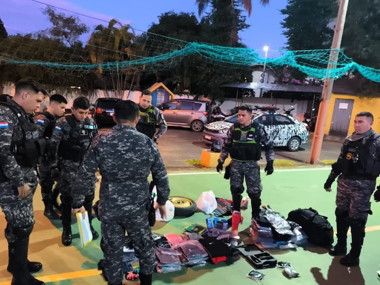 Policías del Grupo Lince en la comisaría 10° de Asunción, con las evidencias incautadas en poder de los supuestos tortoleros.