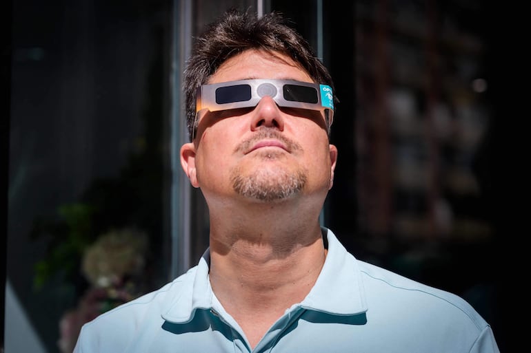 Un hombre lleva puestas unas gafas para observar eclipses certificadas conforme a la norma internacional de seguridad ISO 12312-2:2015, que establece los requisitos para la observación directa del Sol, en Burgos, el 2 de julio de 2026.