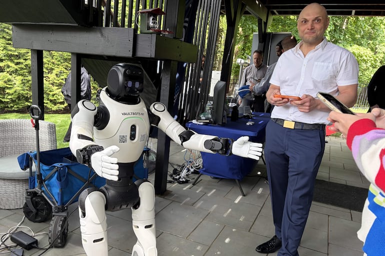 El fundador de la compañía Wallbots New York, Johnny Rubinov, reacciona al ver su robot bailarín durante una demostración este miércoles, en Maplewood (EE.UU). 