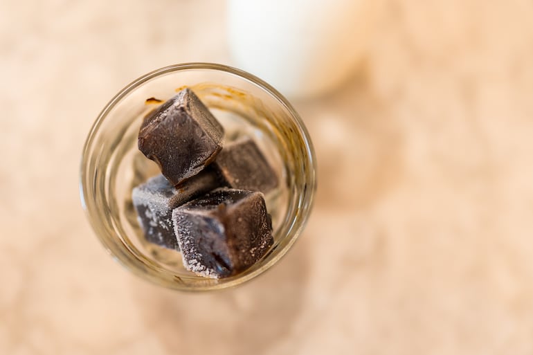 Cubitos de hielo hechos con café.
