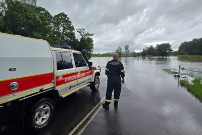 Las autoridades australianas informaron este domingo de un fallecido en Queensland y urgieron a habitantes de varias zonas del estado nororiental a buscar refugio debido a las inundaciones causadas por lluvias torrenciales, que se espera continúen los próximos días.