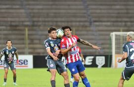Disputa aérea entre el lateral de San Lorenzo, Maximiliano García y el experimentado zaguero central de Encarnación FC, Nery Bareiro. (Foto: APF)
