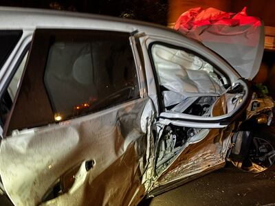 La camioneta quedó destruida tras el violento percance.