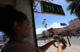 Las remesas familiares es una fuente importante de ingresos para muchas familias paraguayas