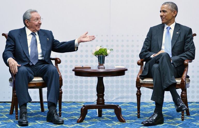 El expresidente de Cuba, Raúl Castro (i) y el exmandatario de Estados Unidos, Barack Obama, durante una Cumbre de las Américas en 2015, Panamá. (archivo)