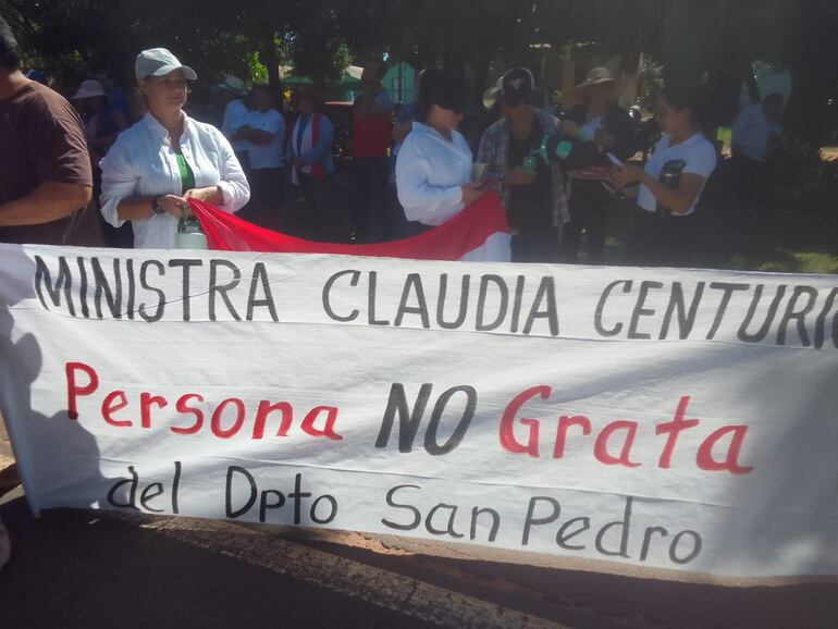 Uno de los pasacalles decía que en San Pedro le declaran "Persona no grata" a la ministra Claudia Centurión.
