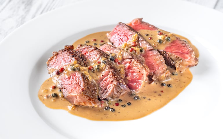 Filete con salsa de pimienta.