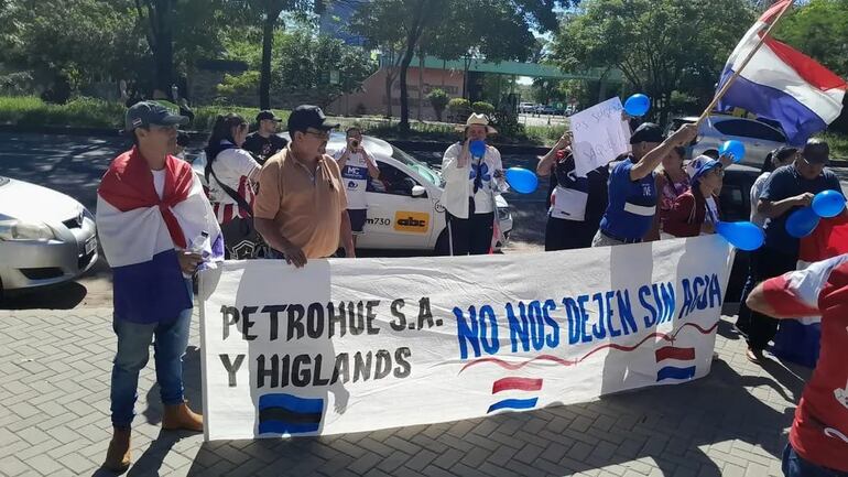 Con carteles en mano, los pobladores pidieron a la empresa Petrohue que no los dejen sin agua, advirtiendo sobre el impacto de las perforaciones en el acuífero local.