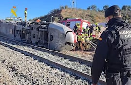 Vista del lugar del accidente de trenes cerca de Adamuz (Córdoba) este lunes. Un total de 39 personas han fallecido en el accidente de trenes de Ademuz (Córdoba), cuando un tren de la compañía Iryo que había salido de Málaga con destino a Puerta de Atocha (Madrid) con 317 personas a bordo descarriló sus tres últimos vagones e invadió la vía contigua por la que en ese momento circulaba otro convoy de Renfe con destino a Huelva, que también descarriló.