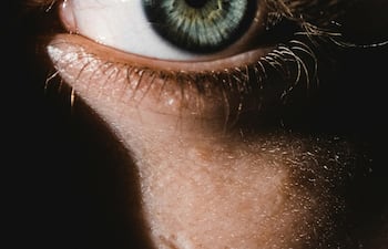 Es un tratamiento que se recomienda para aquellas personas con pestañas cortas, claras o sin mucha curvatura.