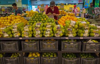 Un hombre comprando en un supermercado.
