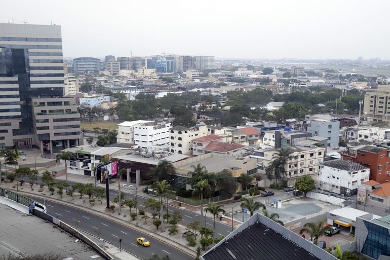 Un taxi transita al termino del toque de queda entre las 23.00 y las 05.00 decretado por el gobierno del presidente de Ecuador Daniel Noboa hoy, en Guayaquil (Ecuador). Incertidumbre. Esa es la palabra que describe el común denominador entre los pocos viajeros que en la noche del martes y el amanecer del miércoles arribaron al aeropuerto José Joaquín Olmedo.