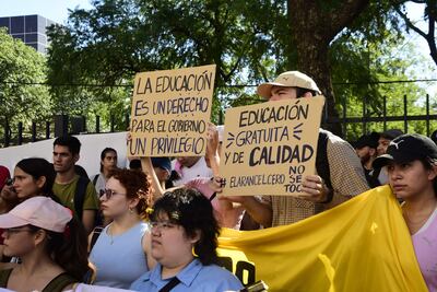 Una masiva protesta protagonizaron los jóvenes de la Universidad Nacional de Asunción (UNA).