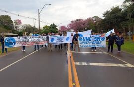 Docentes de Misiones se movilizan en San Juan Bautista para exigir mayor inversión en educación, reajuste salarial, aplicación de la carrera docente y rechazar la jubilación obligatoria a los 60 años.